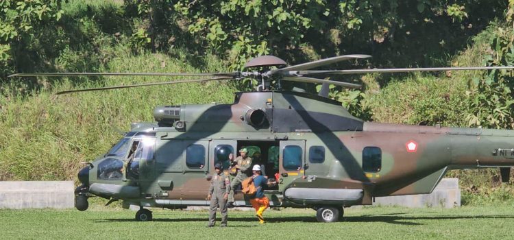 Dengan dukungan TNI Angkatan Udara (AU), para personel PLN diterbangkan dengan helikopter ke titik-titik tower terdampak yang tidak dapat diakses jalur darat untuk mempercepat recovery kelistrikan pascabencana Aceh, pada Minggu (30/11)/2025). (Divkom PLN Pusat)