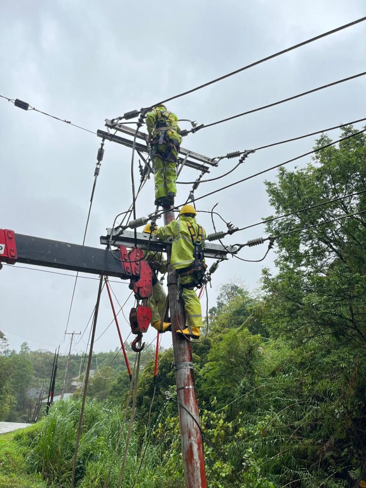 Pada cuaca yang masih tidak menentu, petugas PLN turun langsung perbaiki jaringan kelistrikan terdampak banjir dan longsor di Muaro Pingai, Kecamatan Junjung Sirih Kabupaten Solok, Sumatra Barat. (Divkom PLN Pusat)