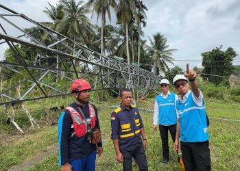 Menteri Energi dan Sumber Daya Mineral (ESDM), Bahlil Lahadalia (kedua dari kiri) bersama Direktur Utama PLN, Darmawan Prasodjo (kanan), dan Direktur Transmisi dan Perencanaan Sistem PLN, Edwin Nugraha Putra (kedua dari kanan) saat meninjau salah satu tower transmisi Saluran Udara Tingkat Tinggi (SUTT) 150 kilovolt (kV) terdampak bencana banjir dan longsor di Bireuen, Aceh pada Selasa (02/12/2025). (Divkom PLN Pusat)