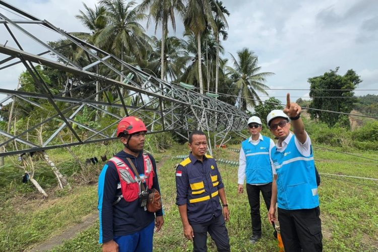 Menteri Energi dan Sumber Daya Mineral (ESDM), Bahlil Lahadalia (kedua dari kiri) bersama Direktur Utama PLN, Darmawan Prasodjo (kanan), dan Direktur Transmisi dan Perencanaan Sistem PLN, Edwin Nugraha Putra (kedua dari kanan) saat meninjau salah satu tower transmisi Saluran Udara Tingkat Tinggi (SUTT) 150 kilovolt (kV) terdampak bencana banjir dan longsor di Bireuen, Aceh pada Selasa (02/12/2025). (Divkom PLN Pusat)