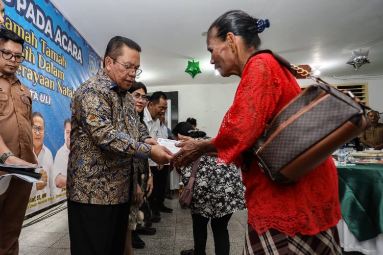 Wali Kota Pematangsiantar Wesly Silalahi, S.H., M.Kn didampingi Ketua TP PKK Ny Liswati Wesly Silalahi menyerahkan tali asih kepada jemaat gereja. (erms)