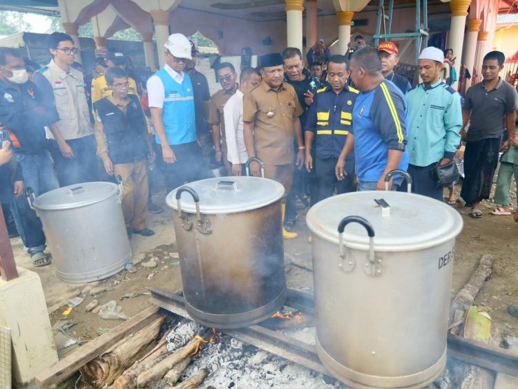 Rombongan Menteri ESDM meninjau langsung dapur umum di Posko Penanganan Bencana Desa Blang Panjo, Kabupaten Bireuen, Aceh. (Divkom PLN Pusat)