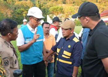 Menteri Energi dan Sumber Daya Mineral (ESDM), Bahlil Lahadalia (kedua dari kanan) bersama Gubernur Sumatra Utara, Bobby Nasution (kanan), Bupati Tapanuli Tengah, Masinton Pasaribu (kiri), dan Direktur Utama PLN, Darmawan Prasodjo (kedua dari kiri) berdiskusi terkait progres pemulihan kelistrikan pascabencana Sumatra Utara di Tapanuli Tengah pada (3/12). Bahlil menyampaikan, dirinya hadir di di lokasi bencana untuk memastikan percepatan pemulihan kelistrikan, ketersediaan material perbaikan, serta kelancaran distribusi logistik di wilayah terdampak dapat dijalankan secara optimal.(Divkom PLN Pusat)