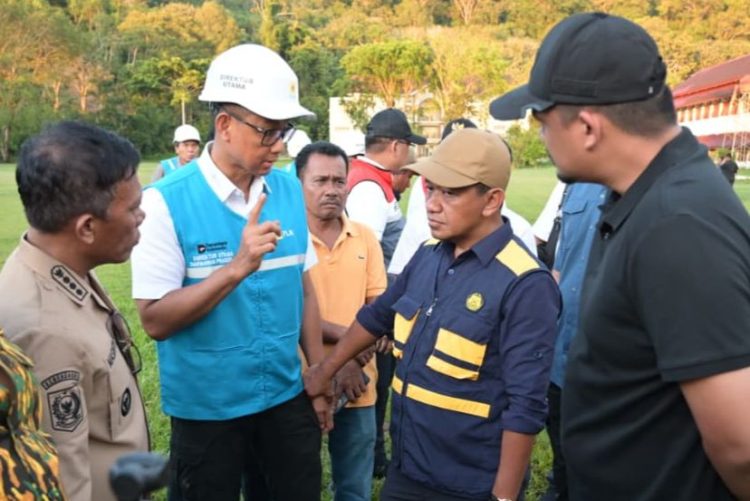 Menteri Energi dan Sumber Daya Mineral (ESDM), Bahlil Lahadalia (kedua dari kanan) bersama Gubernur Sumatra Utara, Bobby Nasution (kanan), Bupati Tapanuli Tengah, Masinton Pasaribu (kiri), dan Direktur Utama PLN, Darmawan Prasodjo (kedua dari kiri) berdiskusi terkait progres pemulihan kelistrikan pascabencana Sumatra Utara di Tapanuli Tengah pada (3/12). Bahlil menyampaikan, dirinya hadir di di lokasi bencana untuk memastikan percepatan pemulihan kelistrikan, ketersediaan material perbaikan, serta kelancaran distribusi logistik di wilayah terdampak dapat dijalankan secara optimal.(Divkom PLN Pusat)