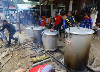 Suasana dapur umum di Posko Penanganan Bencana Desa Blang Panjoe, Kabupaten Bireuen, Aceh. (Divkom PLN Pusat/ PenaTerkini.co.id)
