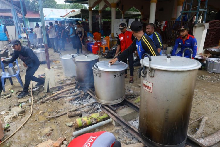 Suasana dapur umum di Posko Penanganan Bencana Desa Blang Panjoe, Kabupaten Bireuen, Aceh. (Divkom PLN Pusat/ PenaTerkini.co.id)