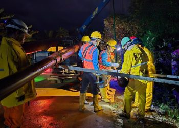Petugas PLN berjibaku di lokasi terdampak, bekerja all out menembus medan sulit dan cuaca ekstrem untuk memulihkan pasokan listrik Sibolga, Sumatera Utara. (Divkom PLN Pusat)