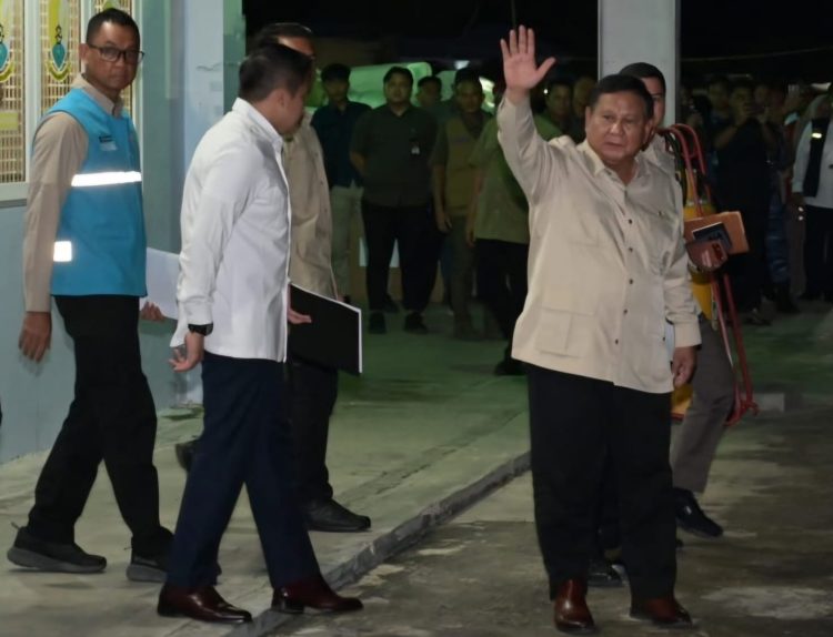 Presiden Republik Indonesia, Prabowo Subianto (kanan), Sekretaris Kabinet, Teddy Indra Wijaya (tengah) dan Direktur Utama PLN, Darmawan Prasodjo (kiri) setelah menghadiri rapat terbatas Pemerintah di posko terpadu penanganan bencana alam Aceh di Lanud Sultan Iskandar Muda, Aceh Besar, Minggu (07/12/2025). (Divkom PLN Pusat)