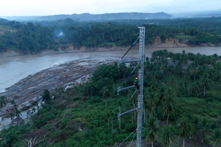 Petugas PLN ketika melakukan penyambungan kabel transmisi Saluran Udara Tegangan Tinggi (SUTT) 150 kilovolt (kV) Arun - Bireuen di atas emergency tower yang telah didirikan. (Divkom PLN Pusat/ PenaTerkini.co.id)