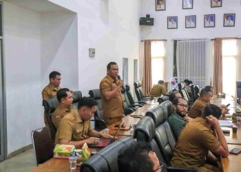 Kepala Dinas Komunikasi dan Informatika Kota Pematangsiantar, Johannes Sihombing S.STP., MSi saat mengikuti Rapat Kesiapsiagaan Momentum Natal 2025 dan Tahun Baru 2026, di Ruang Data Pemko Pematangsiantar, Senin (08/12/2025). (Istimewa)