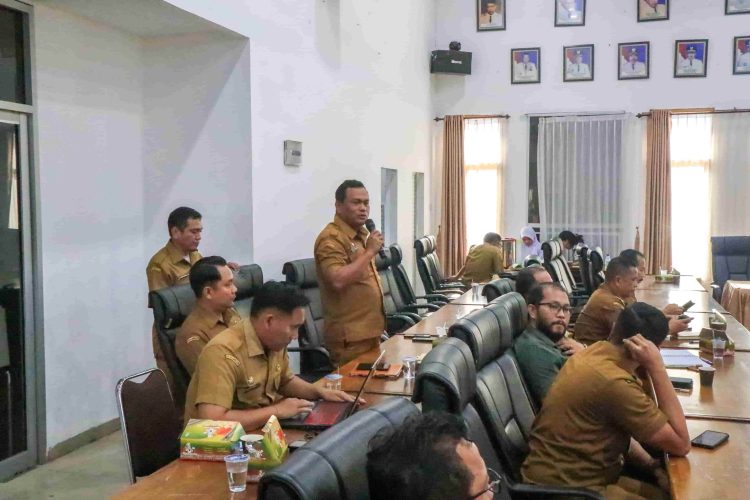 Kepala Dinas Komunikasi dan Informatika Kota Pematangsiantar, Johannes Sihombing S.STP., MSi saat mengikuti Rapat Kesiapsiagaan Momentum Natal 2025 dan Tahun Baru 2026, di Ruang Data Pemko Pematangsiantar, Senin (08/12/2025). (Istimewa)