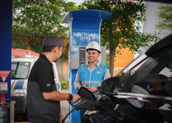 Ilustrasi Pengguna kendaraan listrik saat mengisi daya di Stasiun Pengisian Kendaraan Listrik Umum (SPKLU). Untuk menyambut Nataru, PLN menyediakan sebanyak 1.515 unit SPKLU di sepanjang jalur Trans Sumatra-Jawa. (Divkom PLN Pusat)