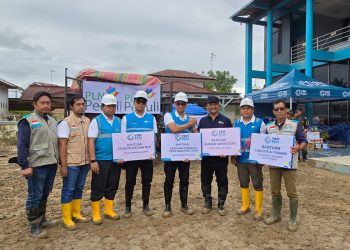 Penyerahan bantuan kemanusiaan untuk masyarakat terdampak banjir dan longsor di Kabupaten Aceh Tamiang oleh Direktur Utama PT PLN (Persero), Darmawan Prasodjo (keempat dari kiri), kepada Bupati Aceh Tamiang, Armia Pahmi (ketiga dari kanan) pada Selasa (16/12). PLN melalui program Tanggung Jawab Sosial dan Lingkungan (TJSL) dan Yayasan Baitul Maal (YBM) menyalurkan beragam bantuan pokok bagi warga terdampak bencana banjir dan longsor di Aceh Tamiang. Bantuan tersebut meliputi bahan pangan, pakaian layak pakai, fasilitas sanitasi dasar, tandon air bersih, serta hunian sementara untuk mendukung aktivitas masyarakat selama masa pemulihan. (Divkom PLN Pusat)