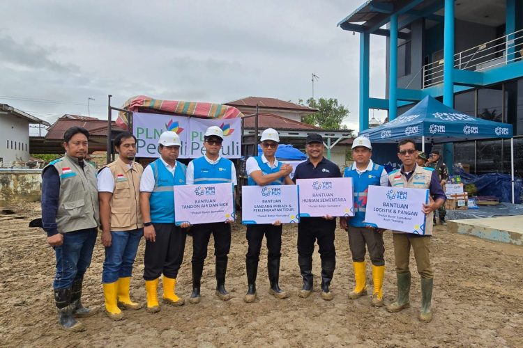 Penyerahan bantuan kemanusiaan untuk masyarakat terdampak banjir dan longsor di Kabupaten Aceh Tamiang oleh Direktur Utama PT PLN (Persero), Darmawan Prasodjo (keempat dari kiri), kepada Bupati Aceh Tamiang, Armia Pahmi (ketiga dari kanan) pada Selasa (16/12). PLN melalui program Tanggung Jawab Sosial dan Lingkungan (TJSL) dan Yayasan Baitul Maal (YBM) menyalurkan beragam bantuan pokok bagi warga terdampak bencana banjir dan longsor di Aceh Tamiang. Bantuan tersebut meliputi bahan pangan, pakaian layak pakai, fasilitas sanitasi dasar, tandon air bersih, serta hunian sementara untuk mendukung aktivitas masyarakat selama masa pemulihan. (Divkom PLN Pusat)
