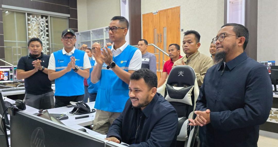 Direktur Utama PLN, Darmawan Prasodjo (ketiga dari kanan) memimpin langsung proses penyambungan sistem kelistrikan Aceh dengan sistem besar Sumatra di Kantor PLN Unit Pelaksana Pengatur Beban (UP2B) Sumatera Bagian Utara, Medan (17/12). Dengan tersambungnya sistem tersebut, pasokan listrik di Kota Banda Aceh kini telah pulih sepenuhnya. (Divkom PLN Pusat)