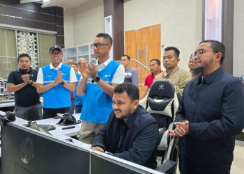 Direktur Utama PLN, Darmawan Prasodjo (ketiga dari kanan) memimpin langsung proses penyambungan sistem kelistrikan Aceh dengan sistem besar Sumatra di Kantor PLN Unit Pelaksana Pengatur Beban (UP2B) Sumatera Bagian Utara, Medan (17/12). Dengan tersambungnya sistem tersebut, pasokan listrik di Kota Banda Aceh kini telah pulih sepenuhnya. (Divkom PLN Pusat)