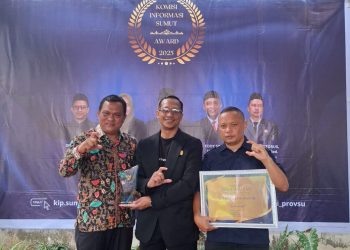 Kepala Dinas Komunikasi dan Informatika Johannes Sihombing, S.STP., M.Si (Kiri) menerima Penghargaan Keterbukaan Informasi Badan Publik Kategori Tahun 2025 diserah oleh Kepala Divisi Penyelesaian Sengketa Komisi Informasi Provinsi Sumut M Syafii Sitorus, S.H., M.H., C.Med. (Istimewa)