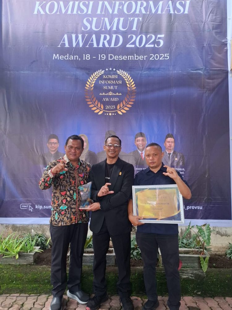 Kepala Dinas Komunikasi dan Informatika Johannes Sihombing, S.STP., M.Si (Kiri) menerima Penghargaan Keterbukaan Informasi Badan Publik Kategori Tahun 2025 diserah oleh Kepala Divisi Penyelesaian Sengketa Komisi Informasi Provinsi Sumut M Syafii Sitorus, S.H., M.H., C.Med. (Istimewa)