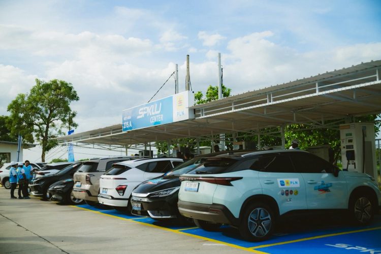 Tampak mobil listrik peserta PLN Mobile EVenture 2025 tengah melakukan pengisian daya di SPKLU Center Rest Area 275 A, Tegal, Jawa Tengah. (Divkom PLN Pusat)