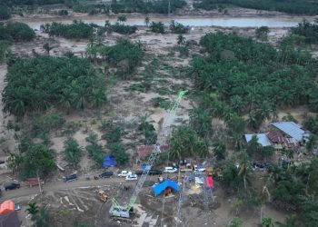 Tampilan dari udara alat berat atau crane yang PLN modifikasi menjadi tower darurat yang aman untuk mengganti salah satu tower terdampak parah oleh bencana di jalur transmisi 150 kV Pangkalan Brandan - Langsa, Aceh Tamiang. (Divkom PLN Pusat)