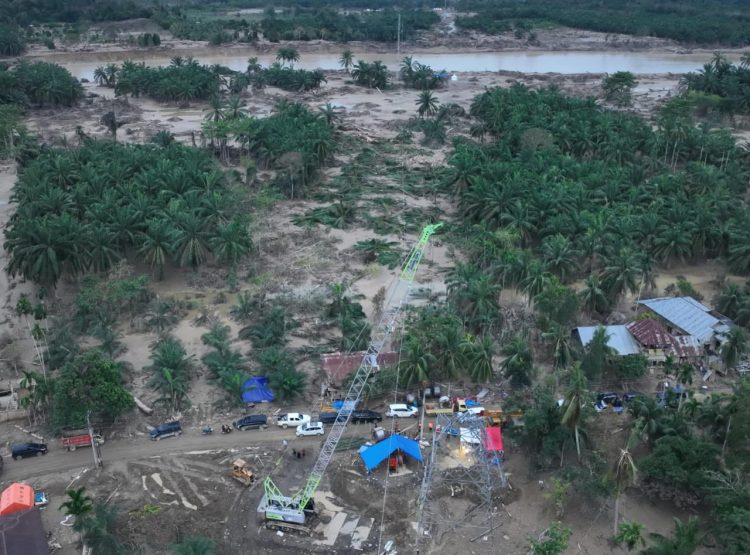 Tampilan dari udara alat berat atau crane yang PLN modifikasi menjadi tower darurat yang aman untuk mengganti salah satu tower terdampak parah oleh bencana di jalur transmisi 150 kV Pangkalan Brandan - Langsa, Aceh Tamiang. (Divkom PLN Pusat)