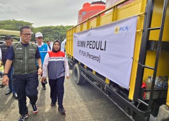 COO Danantara sekaligus Kepala BP BUMN, Dony Oskaria meninjau bantuan truk toren air yang diberikan oleh PLN dalam agenda BUMN Peduli. (Divkom PLN Pusat)