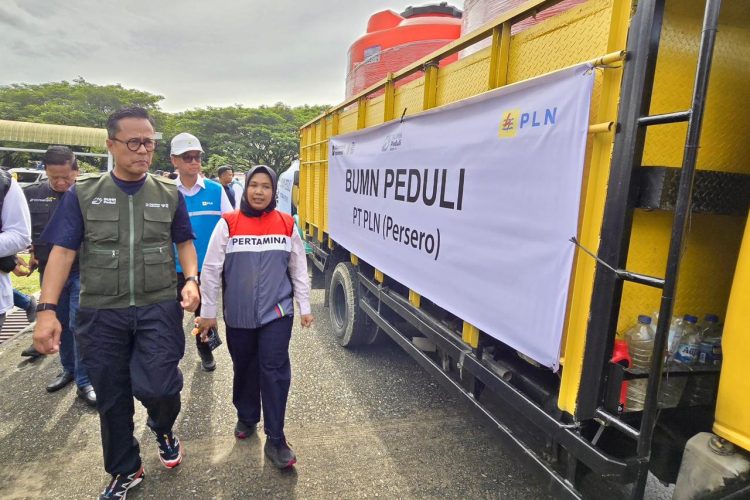 COO Danantara sekaligus Kepala BP BUMN, Dony Oskaria meninjau bantuan truk toren air yang diberikan oleh PLN dalam agenda BUMN Peduli. (Divkom PLN Pusat)