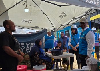 Komisaris Independen PLN, Yazid Fanani (ketiga dari kiri), bersama Direktur Legal dan Manajemen Human Capital PLN, Yusuf Didi Setiarto (kanan), dan Direktur Keuangan PLN, Sinthya Roesly (kedua dari kanan), dalam kegiatan bakti sosial di Aceh Tamiang pada Jumat (19/12), turut meninjau dapur umum di Kantor PLN Unit Layanan Pelanggan (ULP) Kuala Simpang untuk memastikan makanan bagi para pengungsi berkualitas baik. (Divkom PLN Pusat)