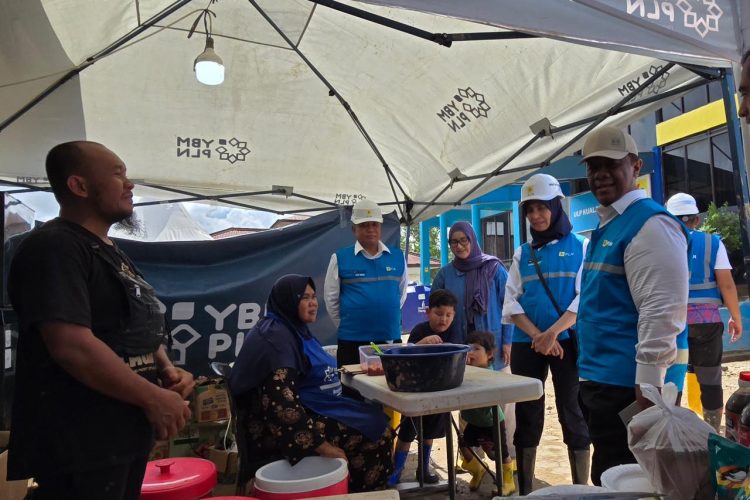 Komisaris Independen PLN, Yazid Fanani (ketiga dari kiri), bersama Direktur Legal dan Manajemen Human Capital PLN, Yusuf Didi Setiarto (kanan), dan Direktur Keuangan PLN, Sinthya Roesly (kedua dari kanan), dalam kegiatan bakti sosial di Aceh Tamiang pada Jumat (19/12), turut meninjau dapur umum di Kantor PLN Unit Layanan Pelanggan (ULP) Kuala Simpang untuk memastikan makanan bagi para pengungsi berkualitas baik. (Divkom PLN Pusat)