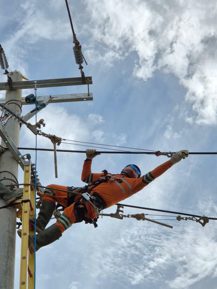 Personel PLN melakukan penarikan kabel Saluran Udara Tegangan Menengah (SUTM) di Panton Labu, Aceh Utara. (Divkom PLN Pusat)