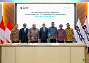 Penandatanganan HoA antara Danantara dan PLN ini merupakan wujud kolaborasi untuk mengakselerasi transisi energi di Indonesia. Keterangan foto: Chief Executive Officer Danantara Indonesia (tengah), Rosan Roeslani, ⁠⁠Chief Investment Officer Danantara Indonesia, Pandu Sjahrir (ketiga dari kiri), Chief Technology Officer Danantara Indonesia, Sigit Santosa (kedua dari kiri) ⁠⁠Direktur Utama PLN, Darmawan Prasodjo (ketiga dari kanan), ⁠⁠Direktur Perencanaan Korporat dan Pengembangan Bisnis PLN, Hartanto Wibowo (kedua dari kanan), Direktur Utama PLN Nusantara Power, Ruly Firmansyah (kanan) dan Direktur Utama PLN Indonesia Power, Bernadus Sudarmanta (kiri). (Divkom PLMN Pusat)
