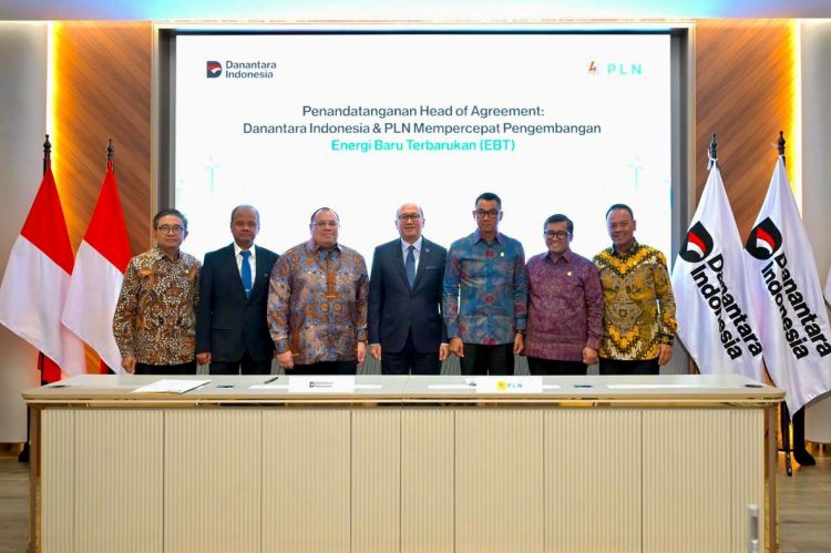 Penandatanganan HoA antara Danantara dan PLN ini merupakan wujud kolaborasi untuk mengakselerasi transisi energi di Indonesia. Keterangan foto: Chief Executive Officer Danantara Indonesia (tengah), Rosan Roeslani, ⁠⁠Chief Investment Officer Danantara Indonesia, Pandu Sjahrir (ketiga dari kiri), Chief Technology Officer Danantara Indonesia, Sigit Santosa (kedua dari kiri) ⁠⁠Direktur Utama PLN, Darmawan Prasodjo (ketiga dari kanan), ⁠⁠Direktur Perencanaan Korporat dan Pengembangan Bisnis PLN, Hartanto Wibowo (kedua dari kanan), Direktur Utama PLN Nusantara Power, Ruly Firmansyah (kanan) dan Direktur Utama PLN Indonesia Power, Bernadus Sudarmanta (kiri). (Divkom PLMN Pusat)