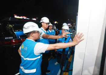 Direktur Utama PLN, Darmawan Prasodjo (kedua dari kiri), Direktur Retail & Niaga PLN, Adi Priyanto (kiri) dan General Manager PLN UID Jabar, Sugeng Widodo (kedua dari kanan) ketika mengecek langsung SPKLU bertipe ultra fast charging di Rest Area 102 A, Tol Cipali, Subang, Jawa Barat. (Divkom PLN Pusat/PenaTerkini.co.id)