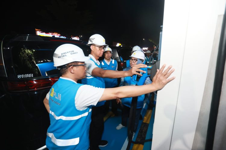 Direktur Utama PLN, Darmawan Prasodjo (kedua dari kiri), Direktur Retail & Niaga PLN, Adi Priyanto (kiri) dan General Manager PLN UID Jabar, Sugeng Widodo (kedua dari kanan) ketika mengecek langsung SPKLU bertipe ultra fast charging di Rest Area 102 A, Tol Cipali, Subang, Jawa Barat. (Divkom PLN Pusat/PenaTerkini.co.id)