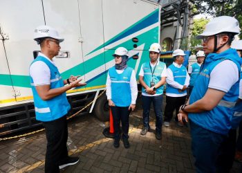 Direktur Utama PLN, Darmawan Prasodjo (kiri) didampingi Direktur Distribusi PLN, Arsyadany G. Akmalaputri (kedua dari kiri), Direktur Legal dan Manajemen Human Capital PLN, Yusuf Didi Setiarto (kedua dari kanan), General Manager PLN UID Jateng & DIY, Bramantyo Anggun Pambudi (kanan), dan Manager UP3 Semarang, Ricki Yakop (ketiga dari kanan) terjun langsung meninjau kesiapan pengamanan listrik berlapis dengan UPS di Gereja Katedral Santa Perawan Maria Ratu Rosario Suci Semarang pada Rabu, (24/12/2025). (Divkom PLN Pusat/ PenaTerkini.co.id)