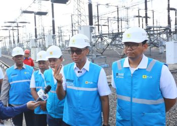 Direktur Utama PLN, Darmawan Prasodjo (kedua dari kanan), Direktur Legal & Manajemen Human Capital PLN, Yusuf Didi Setiarto (kiri), General Manager PLN UIT Jawa Bagian Timur, Handy Wihartady (kanan), General Manager PLN Unit UIK Tanjung Jati B, Andi Makassau (tengah) dan Senior Manager Perencanaan PLN UID Jateng & DIY, Imam Asrori (kedua dari kiri) ketika meninjau langsung personel dan operasi Gardu Induk Tegangan Ekstra Tinggi (GITET) 500 kilovolt (kV) Pedan, di Klaten, Jawa Tengah pada Kamis (25/12/2025). (Divkom PLN Pusat)