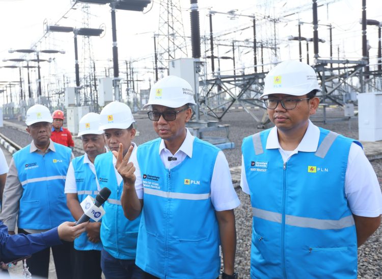 Direktur Utama PLN, Darmawan Prasodjo (kedua dari kanan), Direktur Legal & Manajemen Human Capital PLN, Yusuf Didi Setiarto (kiri), General Manager PLN UIT Jawa Bagian Timur, Handy Wihartady (kanan), General Manager PLN Unit UIK Tanjung Jati B, Andi Makassau (tengah) dan Senior Manager Perencanaan PLN UID Jateng & DIY, Imam Asrori (kedua dari kiri) ketika meninjau langsung personel dan operasi Gardu Induk Tegangan Ekstra Tinggi (GITET) 500 kilovolt (kV) Pedan, di Klaten, Jawa Tengah pada Kamis (25/12/2025). (Divkom PLN Pusat)