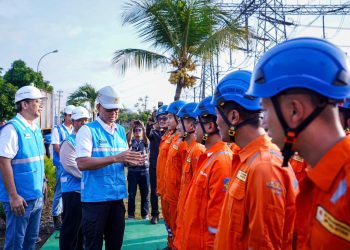 Direktur Utama PLN, Darmawan Prasodjo (keempat dari kiri), didampingi Direktur Legal dan Manajemen Human Capital PLN, Yusuf Didi Setiarto (ketiga dari kiri), dan General Manager PLN UIT Jawa Bagian Timur, Handy Wihartady (kiri) saat memberikan arahan langsung kepada petugas siaga di GITET 500 kV Pedan, Klaten, Jawa Tengah. Secara nasional, 69 ribu personel disiagakan untuk menjaga keandalan pasokan listrik selama periode Nataru 2025/2026, seiring cuaca ekstrem yang terjadi pada periode ini. (Divkom PLN Pusat)