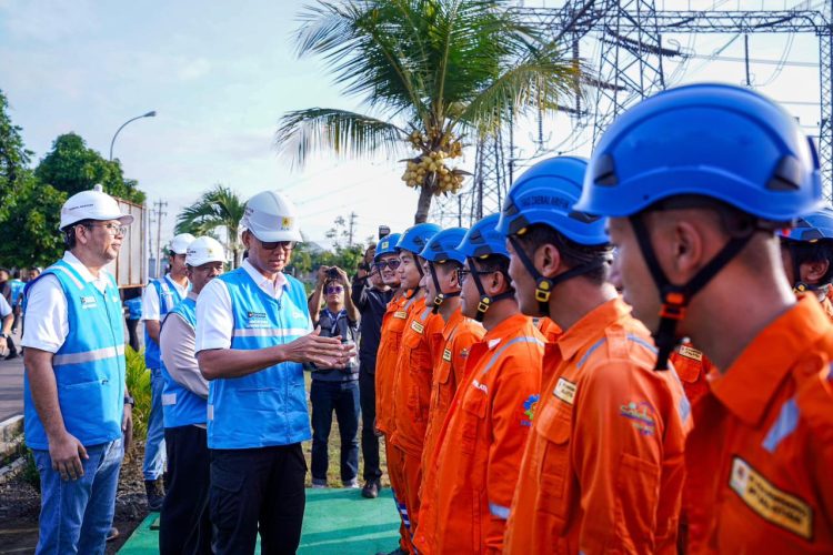 Direktur Utama PLN, Darmawan Prasodjo (keempat dari kiri), didampingi Direktur Legal dan Manajemen Human Capital PLN, Yusuf Didi Setiarto (ketiga dari kiri), dan General Manager PLN UIT Jawa Bagian Timur, Handy Wihartady (kiri) saat memberikan arahan langsung kepada petugas siaga di GITET 500 kV Pedan, Klaten, Jawa Tengah. Secara nasional, 69 ribu personel disiagakan untuk menjaga keandalan pasokan listrik selama periode Nataru 2025/2026, seiring cuaca ekstrem yang terjadi pada periode ini. (Divkom PLN Pusat)