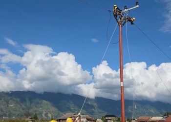 Petugas PLN berhasil mendirikan jaringan distribusi listrik di Kabupaten Aceh Tengah setelah akses jalan terbuka. (Dok. Divkom PLN Pusat)