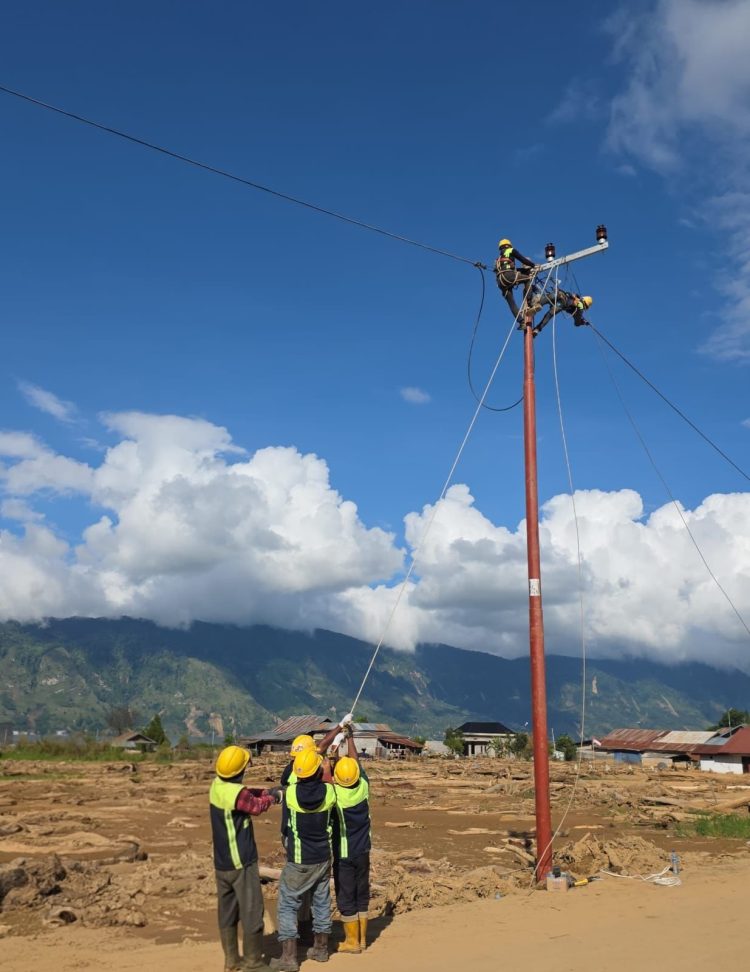 Petugas PLN berhasil mendirikan jaringan distribusi listrik di Kabupaten Aceh Tengah setelah akses jalan terbuka. (Dok. Divkom PLN Pusat)