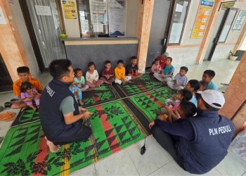 Para relawan PLN melakukan pemulihan psikososial atau trauma healing kepada anak-anak terdampak bencana di Takengon, Aceh lewat Employee Volunteering Program. Melalui interaksi langsung, permainan sederhana, serta berbagai aktivitas ringan yang bersifat edukatif, PLN ingin menyalurkan energi kebahagiaan dan harapan kepada warga terdampak, terutama anak-anak. (Divkom PLN Pusat)