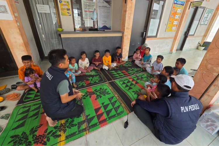 Para relawan PLN melakukan pemulihan psikososial atau trauma healing kepada anak-anak terdampak bencana di Takengon, Aceh lewat Employee Volunteering Program. Melalui interaksi langsung, permainan sederhana, serta berbagai aktivitas ringan yang bersifat edukatif, PLN ingin menyalurkan energi kebahagiaan dan harapan kepada warga terdampak, terutama anak-anak. (Divkom PLN Pusat)