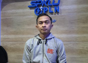Efisiensi juga dirasakan oleh pengguna EV lainnya yang melakukan perjalanan dari Indramayu menuju Cirebon, Jawa Barat, Ismanto. Ketika tengah bersantai di lounge SPKLU Center Cirebon sambil menunggu proses pengisian daya mobilnya pada Selasa (23/12), Ismanto mengakui bahwa EV memberikan keuntungan dari sisi biaya operasional serta didukung fasilitas pengisian cepat yang memadai. (Divkom PLN Pusat)
