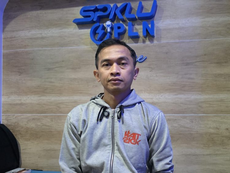 Efisiensi juga dirasakan oleh pengguna EV lainnya yang melakukan perjalanan dari Indramayu menuju Cirebon, Jawa Barat, Ismanto. Ketika tengah bersantai di lounge SPKLU Center Cirebon sambil menunggu proses pengisian daya mobilnya pada Selasa (23/12), Ismanto mengakui bahwa EV memberikan keuntungan dari sisi biaya operasional serta didukung fasilitas pengisian cepat yang memadai. (Divkom PLN Pusat)