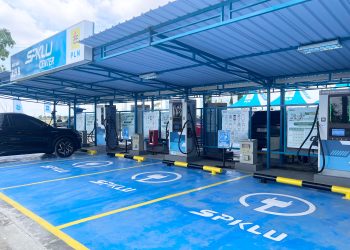 Tampak SPKLU Center Rest Area 319B Pemalang yang dilengkapi 13 konektor pengisian daya kendaraan listrik roda empat, terdiri dari 6 unit SPKLU DC Ultra Fast Charging dan 1 unit SPKLU AC Medium Charging. (Divkom PLN Pusat)