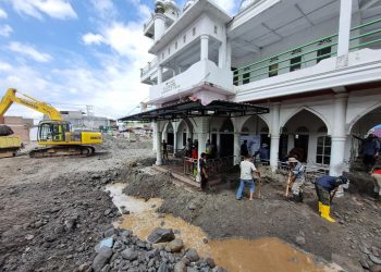 Relawan PLN bersama warga setempat bahu-membahu membersihkan lumpur di Masjid At Taqwa, Desa Lampahan Timur, Kabupaten Bener Meriah. Proses pembersihan turut dibantu alat berat untuk mempercepat pemulihan agar masjid kembali dapat dimanfaatkan sebagai pusat ibadah dan aktivitas masyarakat pascabanjir. (Divkom PLN Pusat)