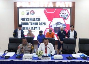 Kasat Reskrim Polresta Pati, Kompol Heri Dwi Utomo (kanan) menggelar konferensi pers rilis akhir tahun 2025 yang digelar di Mapolresta Pati, Rabu (31/12/2025), (Dok Humas Polresta Pati/ PenaTerkini.co.id)