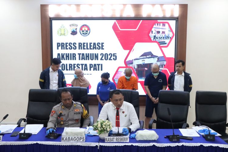 Kasat Reskrim Polresta Pati, Kompol Heri Dwi Utomo (kanan) menggelar konferensi pers rilis akhir tahun 2025 yang digelar di Mapolresta Pati, Rabu (31/12/2025), (Dok Humas Polresta Pati/ PenaTerkini.co.id)