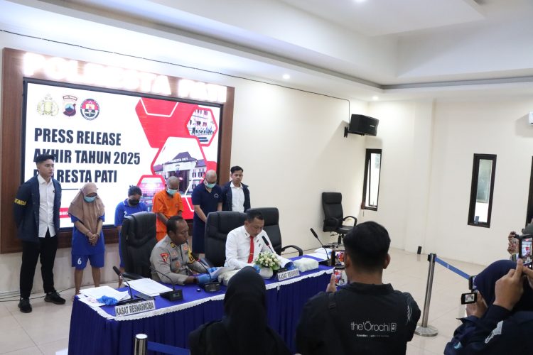 Satreskrim Polresta Pati gelar Konferensi Pers akhir Tahun 2025 dengan menghadirkan para tersangka kasus penipuan, Rabu, (31/12/2025). (Dok Humas Polresta Pati)